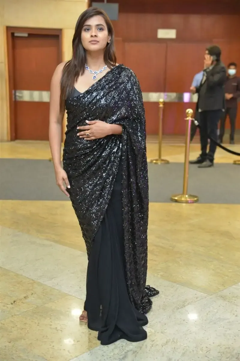 INDIAN ACTRESS HEBAH PATEL STILLS IN TRADITIONAL BLACK SAREE 4